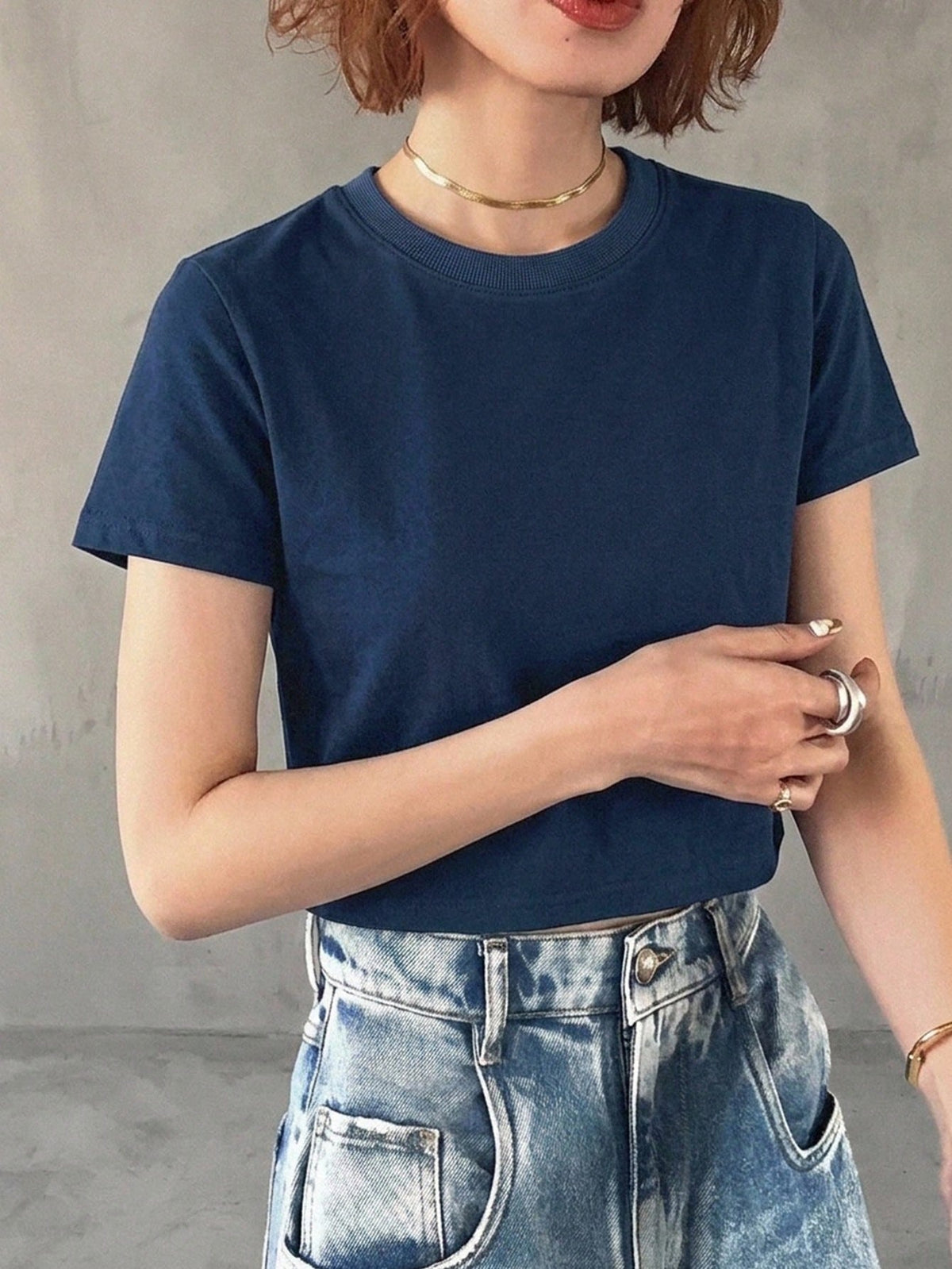 Dazy-Less Camiseta corta de cuello redondo de color sólido, tops de estilo preppy de verano, ropa casual de negocios para mujer