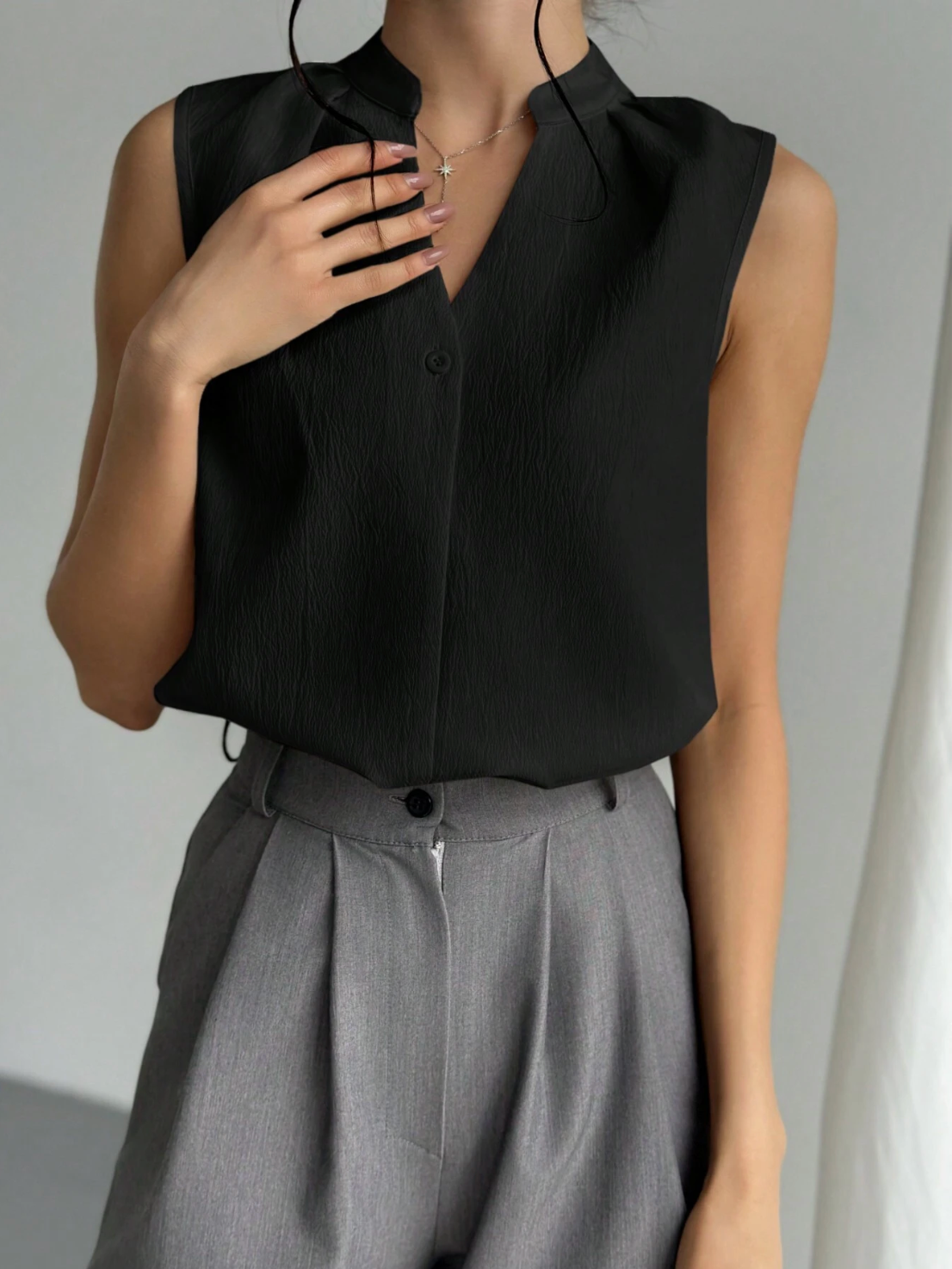Firerie Blusa de cuello en V elegante y sofisticada para la oficina con diseño simple y detalles femeninos, blusas sin mangas