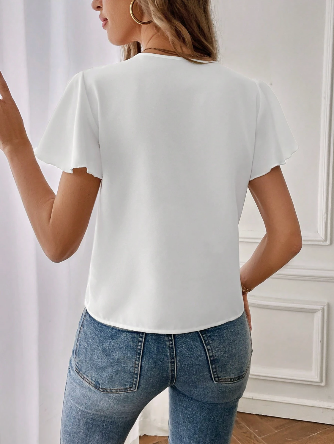 SHEIN Essnce Blusa holgada de verano con escote en V con muescas y volantes de manga corta, color blanco, para uso informal y de oficina, para maestras y mujeres trabajadoras