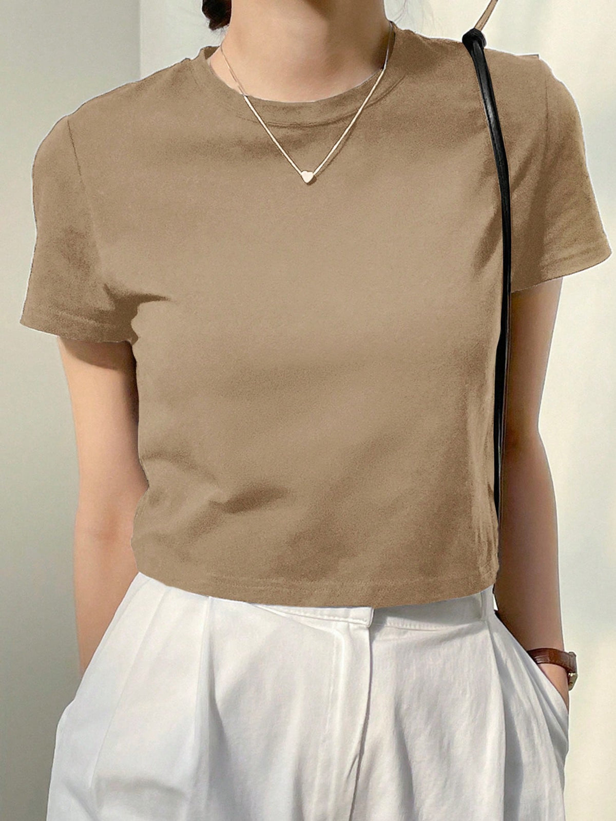 Dazy-Less Top corto de cuello redondo de un solo color, estilo Old Money para el verano, casual de negocios para mujer