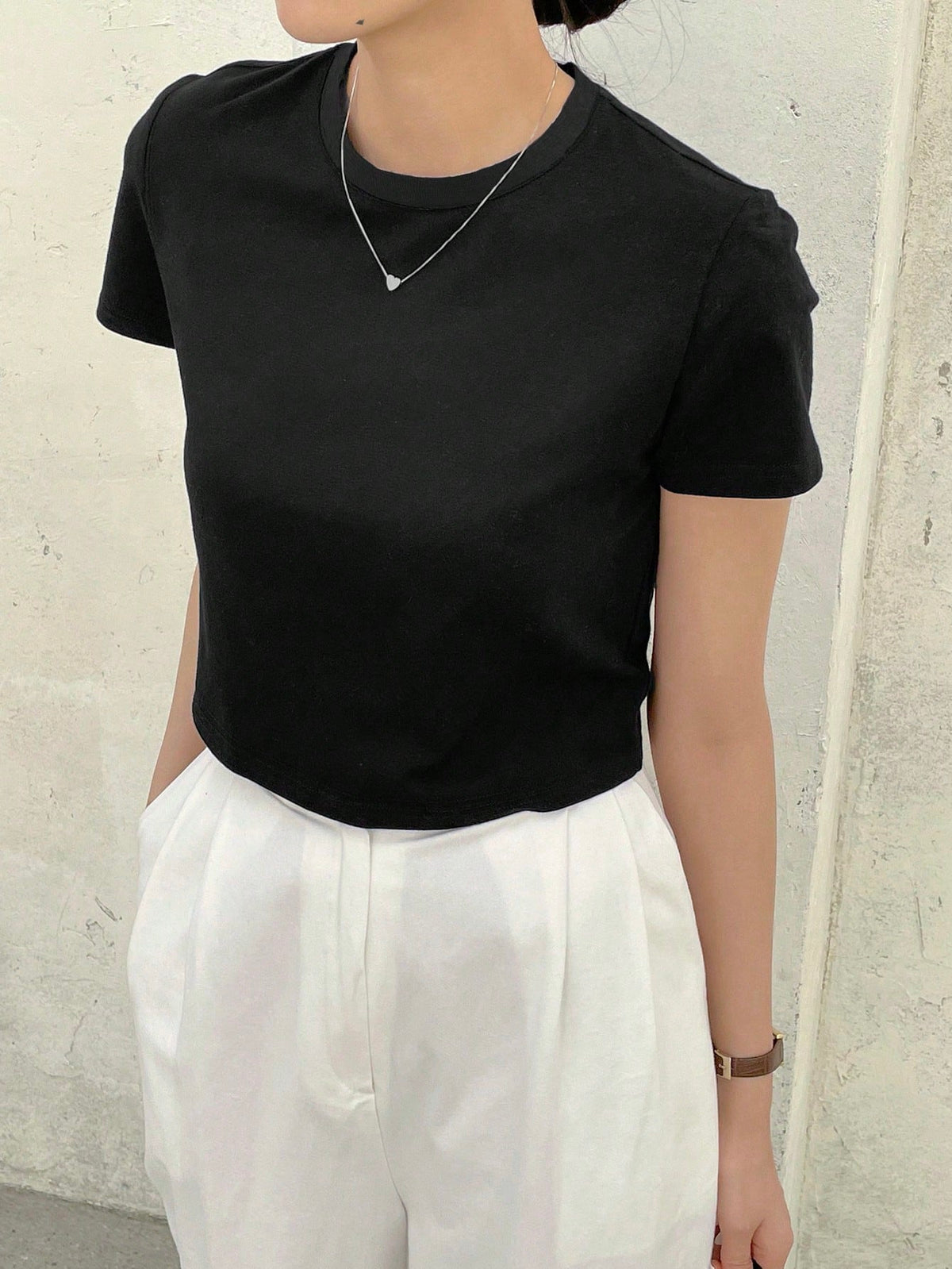 Dazy-Less Camiseta corta de cuello redondo de color sólido, tops de estilo preppy de verano, ropa casual de negocios para mujer