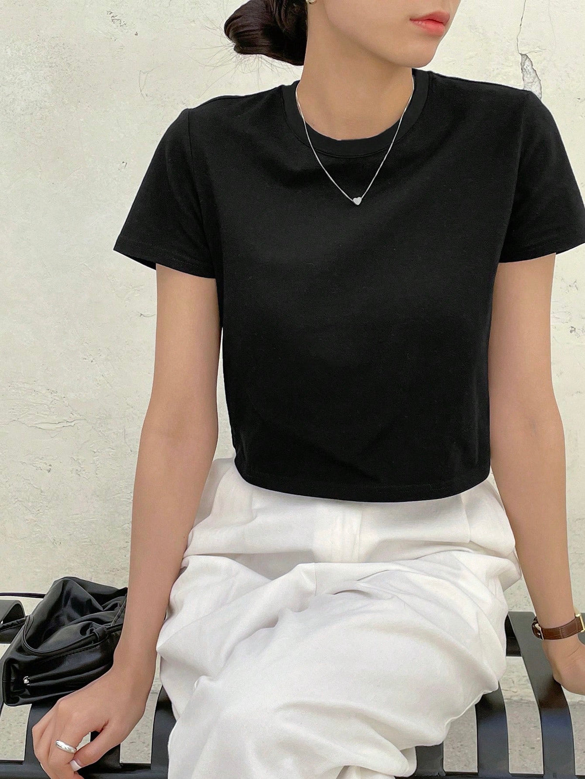 Dazy-Less Camiseta corta de cuello redondo de color sólido, tops de estilo preppy de verano, ropa casual de negocios para mujer