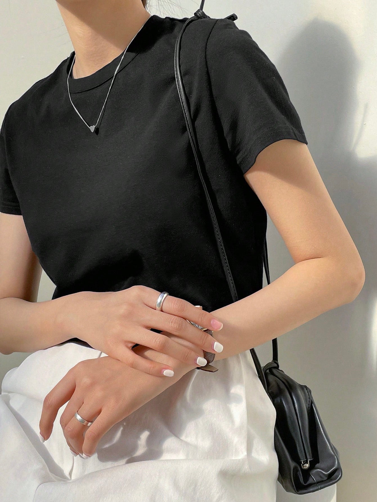 Dazy-Less Camiseta corta de cuello redondo de color sólido, tops de estilo preppy de verano, ropa casual de negocios para mujer