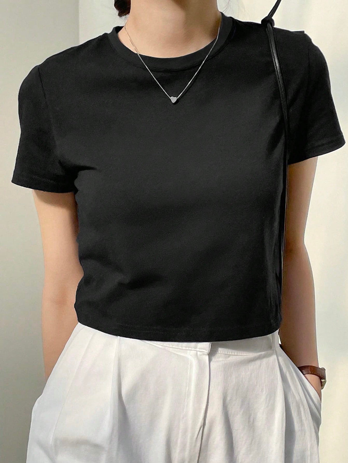 Dazy-Less Camiseta corta de cuello redondo de color sólido, tops de estilo preppy de verano, ropa casual de negocios para mujer