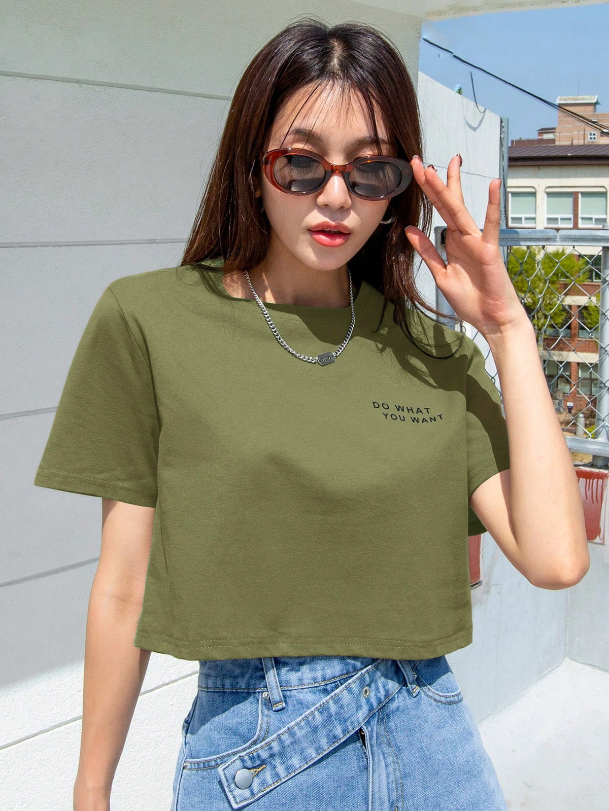 DAZY Camiseta de cuello redondo con gráfico de eslogan "HAGO LO QUE QUIERO" de verano, top corto para mujeres