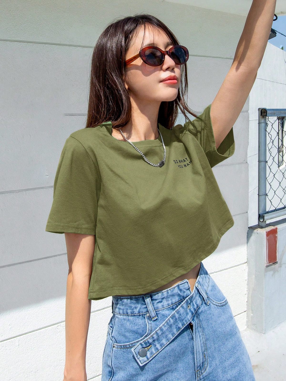 DAZY Camiseta de cuello redondo con gráfico de eslogan "HAGO LO QUE QUIERO" de verano, top corto para mujeres