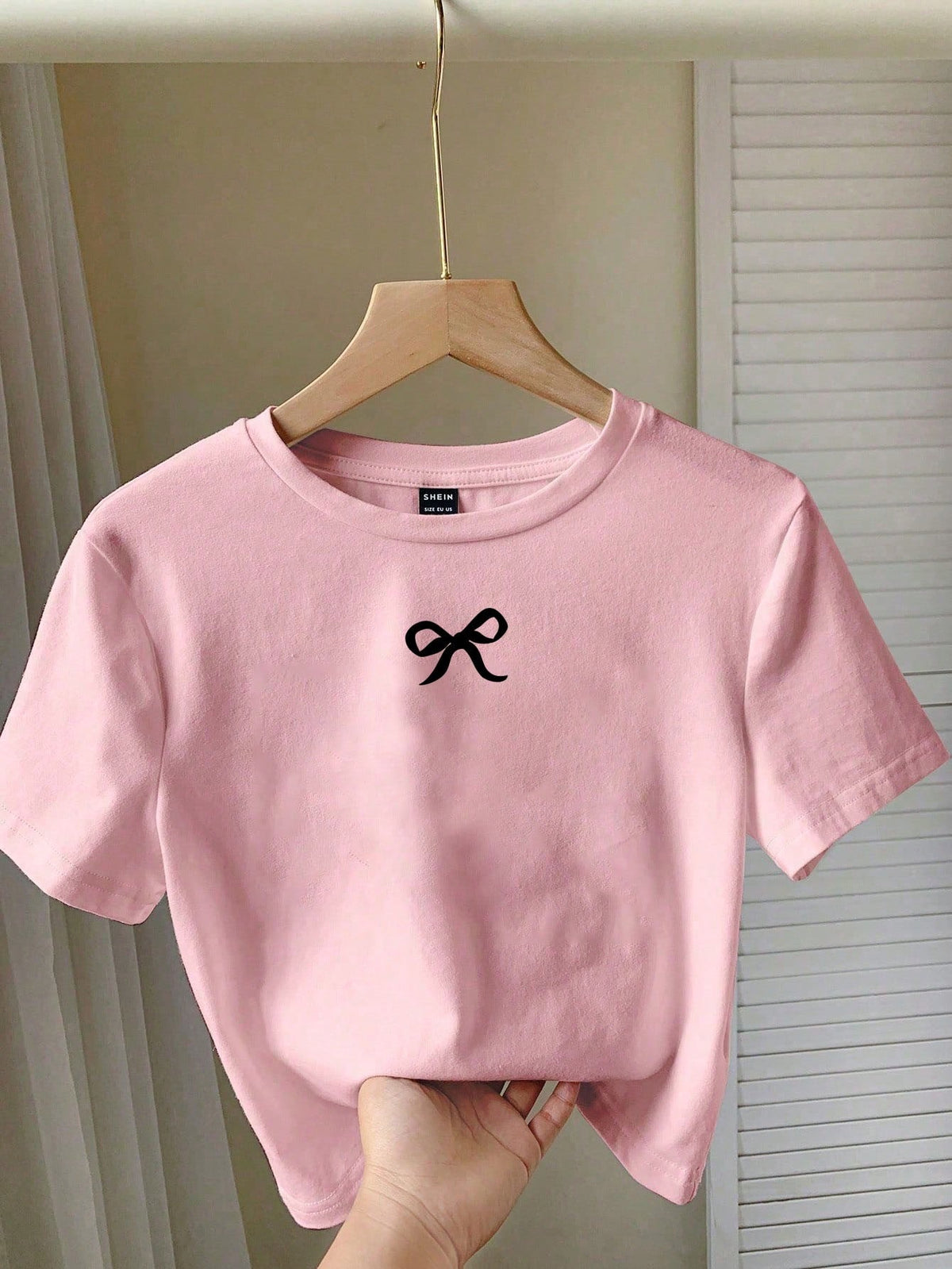 SHEIN EZwear Camiseta corta de manga corta de corte ceñido con diseño de lazo y patrón lindo, de cuello redondo, adecuada para el verano - Rosa Pálido