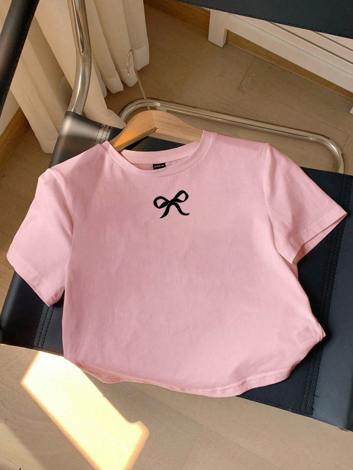 SHEIN EZwear Camiseta corta de manga corta de corte ceñido con diseño de lazo y patrón lindo, de cuello redondo, adecuada para el verano