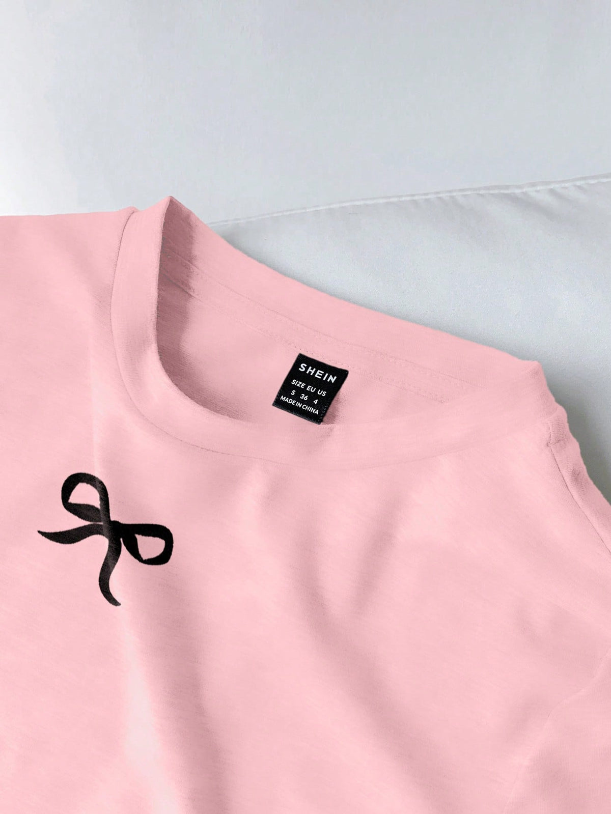 SHEIN EZwear Camiseta corta de manga corta de corte ceñido con diseño de lazo y patrón lindo, de cuello redondo, adecuada para el verano