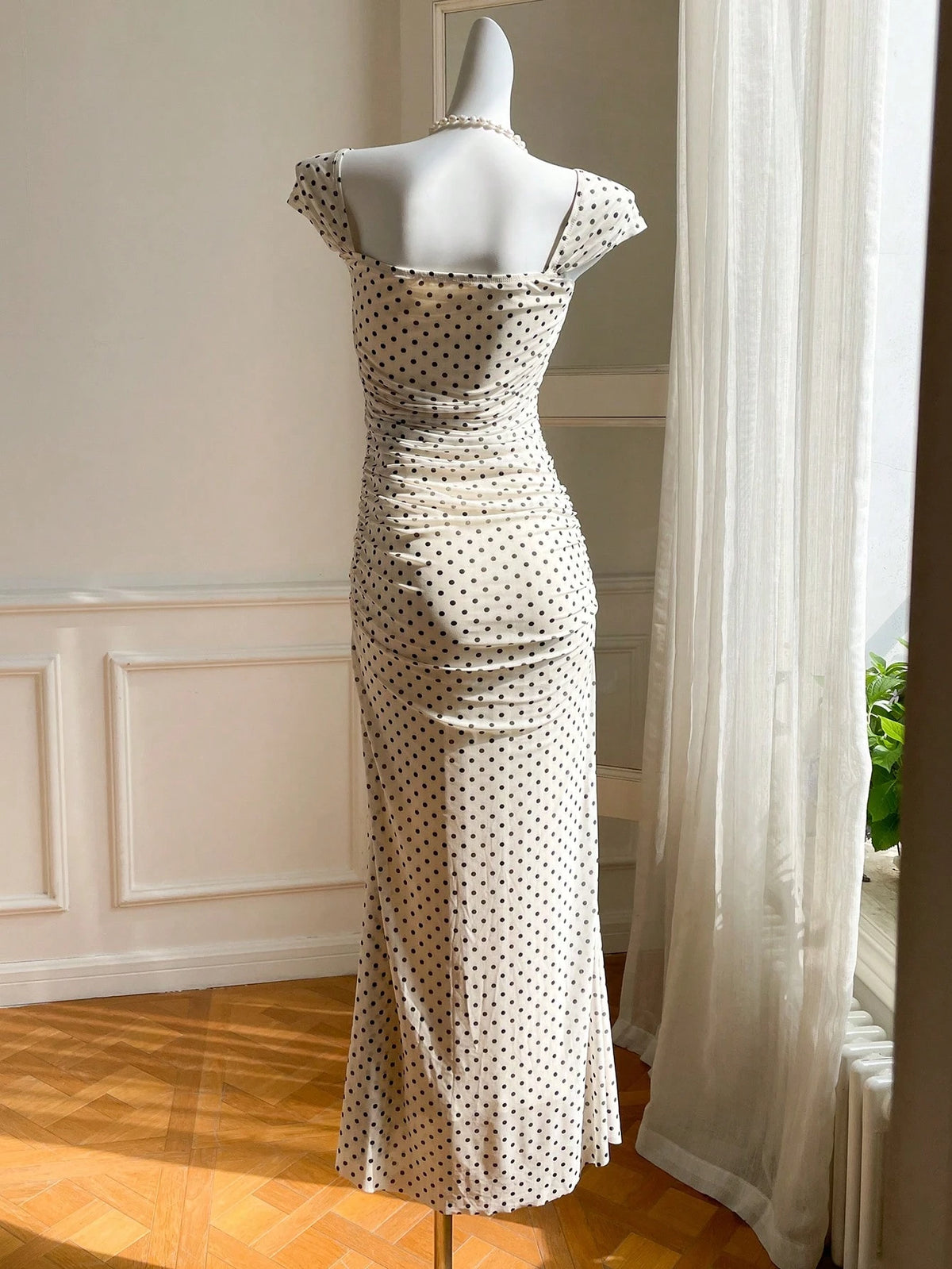 SHEIN EZwear Vestido largo plisado de mujer con malla blanca y negra a lunares, con bajo de cola de pez, para verano y vacaciones, fiesta de té, brunch, romántico y elegante