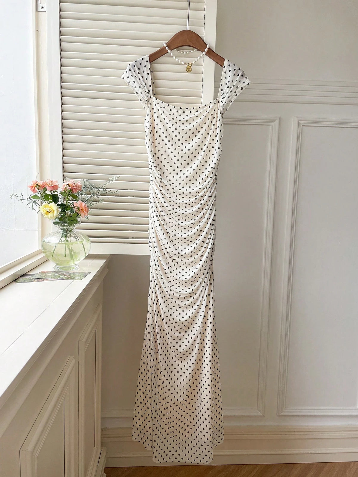 SHEIN EZwear Vestido largo plisado de mujer con malla blanca y negra a lunares, con bajo de cola de pez, para verano y vacaciones, fiesta de té, brunch, romántico y elegante