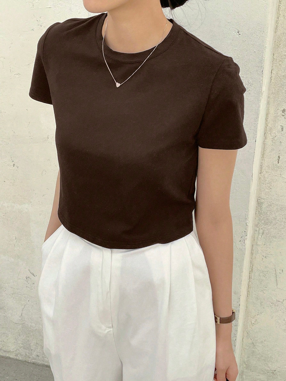 Dazy-Less Camiseta corta de cuello redondo de color sólido, estilo "Old Money", ropa casual de verano para mujer en el trabajo
