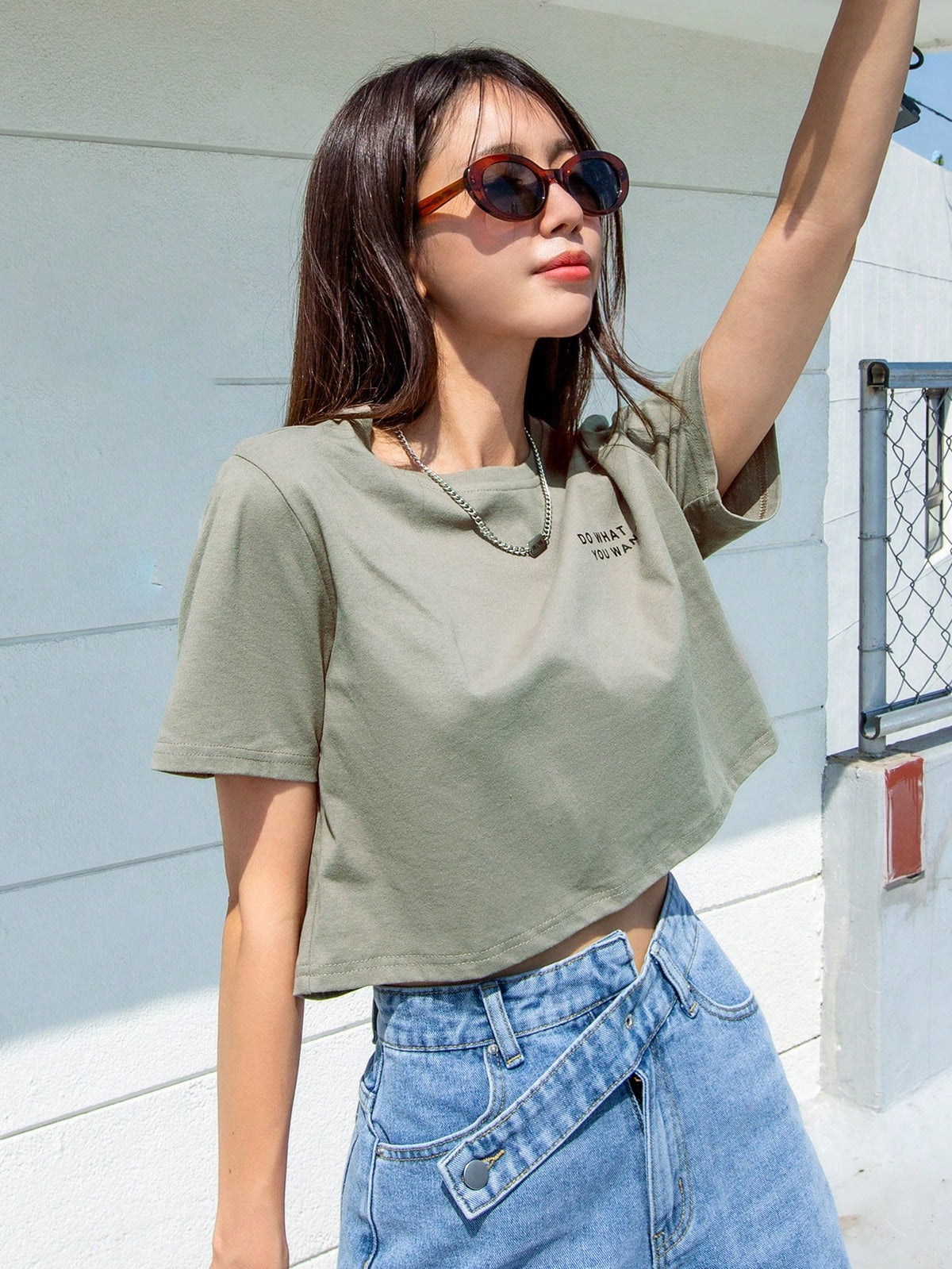 DAZY Camiseta de cuello redondo con eslogan gráfico "HACER LO QUE QUIERAS" de verano, top corto para mujeres