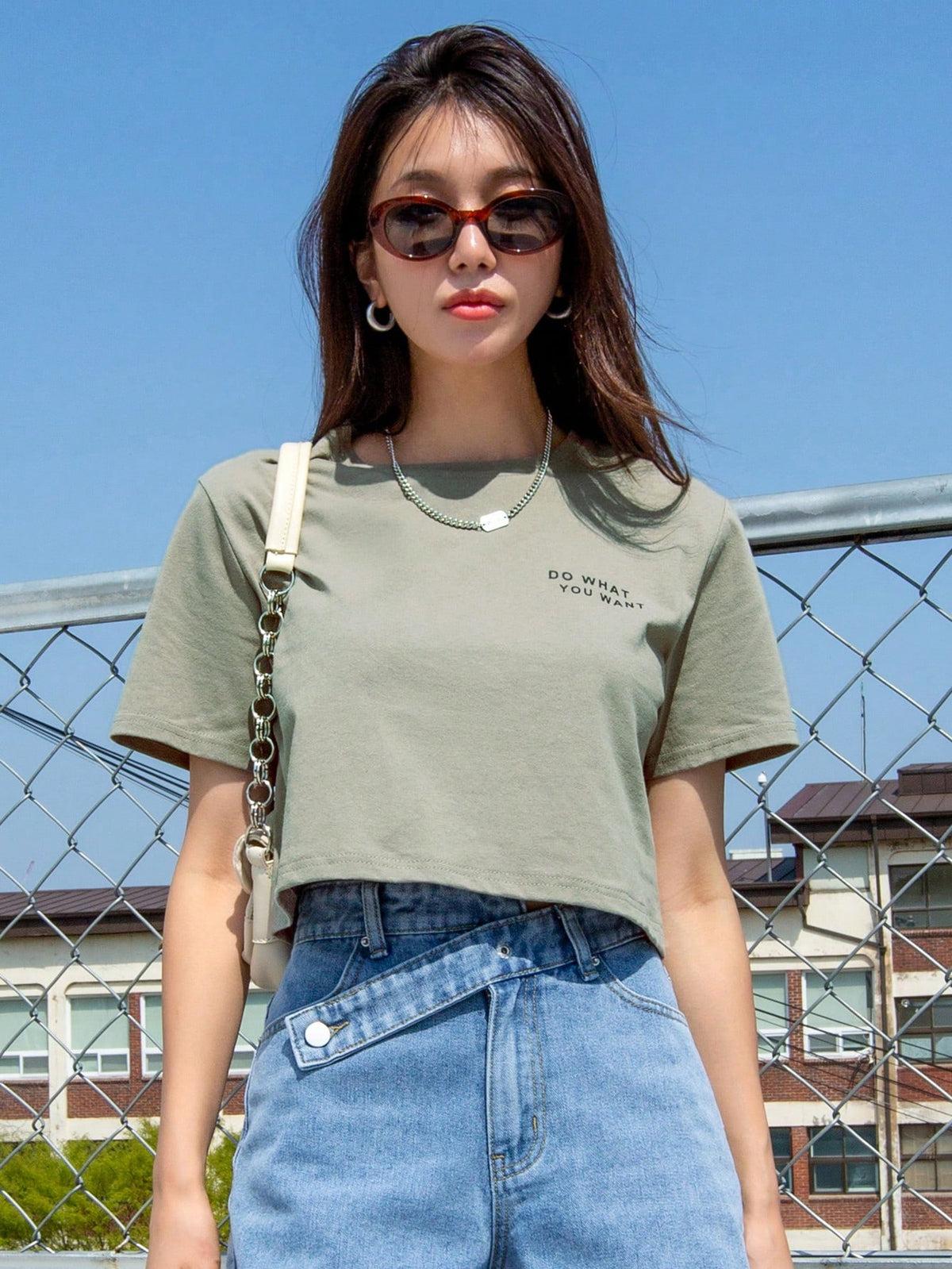 DAZY Camiseta de cuello redondo con eslogan gráfico "HACER LO QUE QUIERAS" de verano, top corto para mujeres