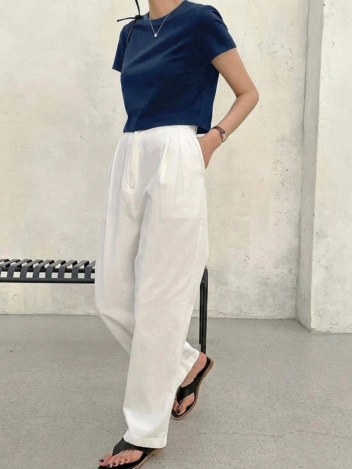 Dazy-Less Camiseta corta de cuello redondo de color sólido, tops de estilo preppy de verano, ropa casual de negocios para mujer