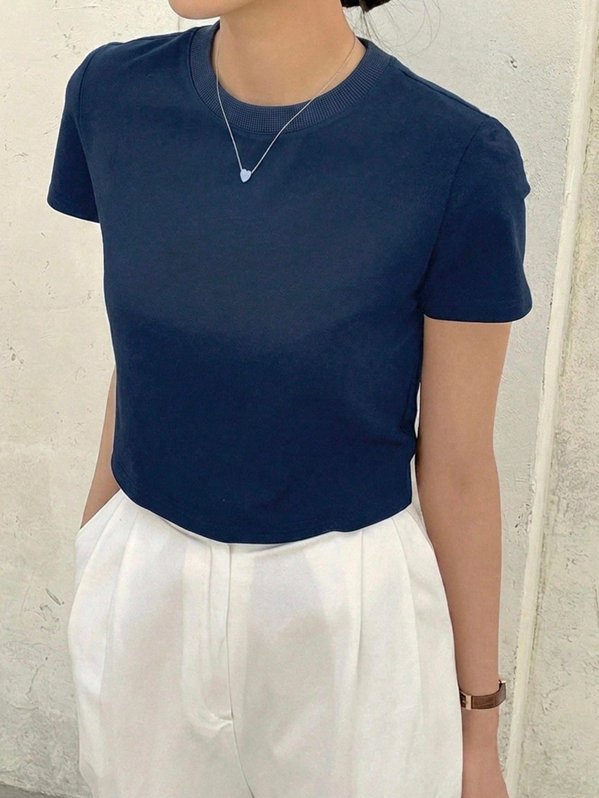 Dazy-Less Camiseta corta de cuello redondo de color sólido, tops de estilo preppy de verano, ropa casual de negocios para mujer