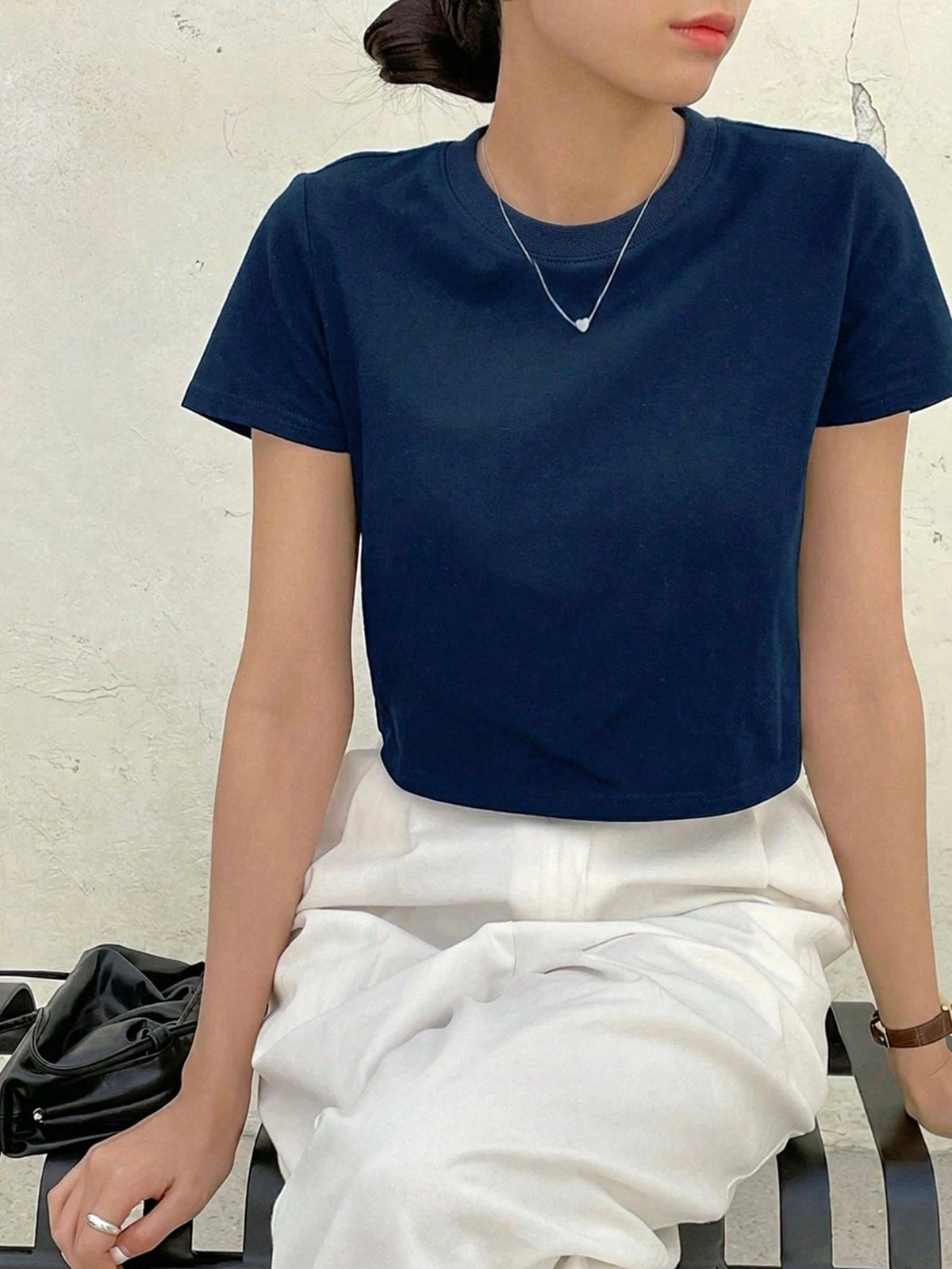 Dazy-Less Camiseta corta de cuello redondo de color sólido, tops de estilo preppy de verano, ropa casual de negocios para mujer