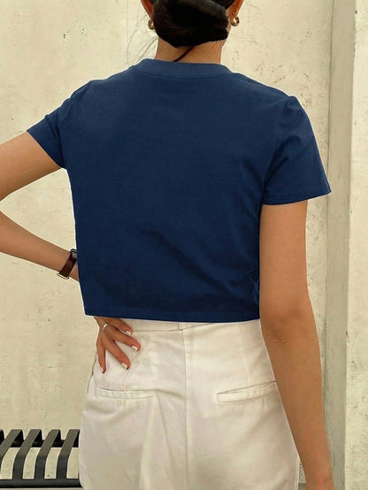 Dazy-Less Camiseta corta de cuello redondo de color sólido, tops de estilo preppy de verano, ropa casual de negocios para mujer