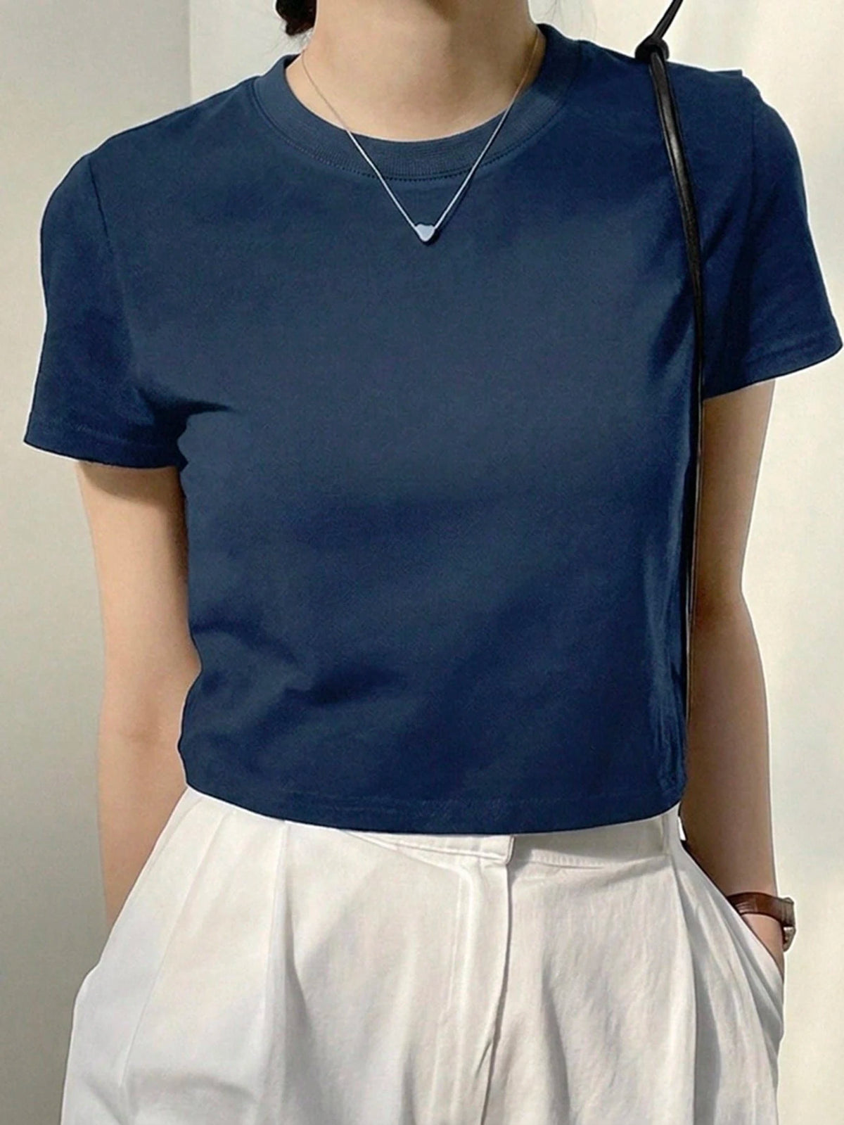 Dazy-Less Camiseta corta de cuello redondo de color sólido, tops de estilo preppy de verano, ropa casual de negocios para mujer