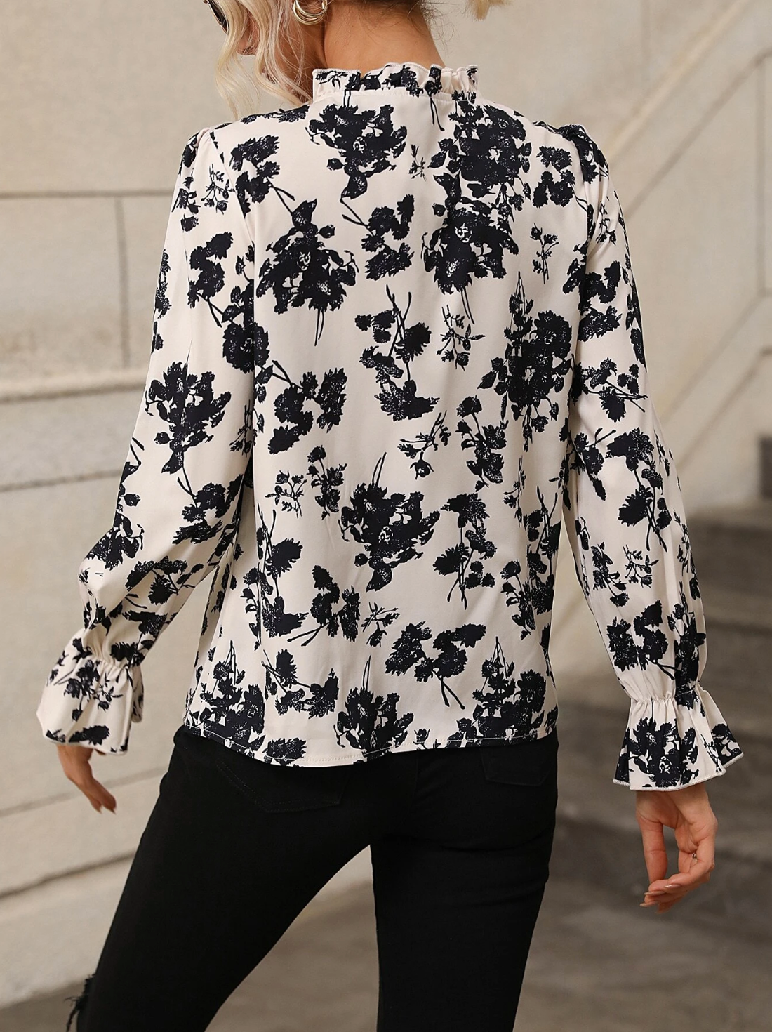 SHEIN Clasi Blusa con estampado floral de cuello con cordón de manga con volante