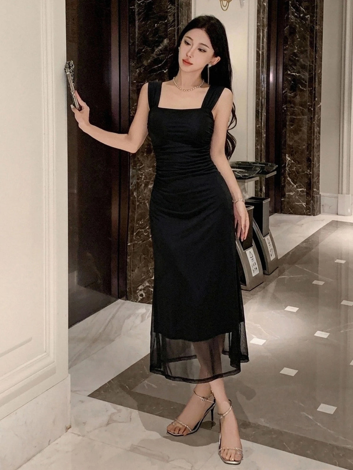 DAZY Vestido de mujer de unicolor con hombros descubiertos y malla, vestido de noche elegante de longitud media