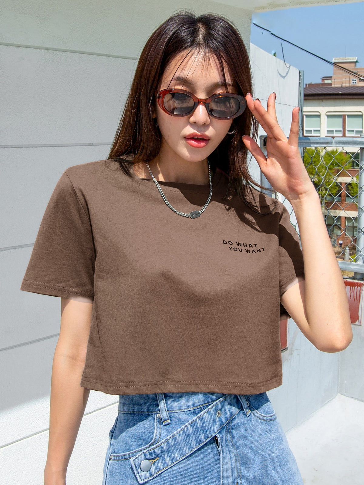 DAZY Camiseta de cuello redondo con eslogan gráfico "HACER LO QUE QUIERAS" de verano, top corto para mujeres - Café integral